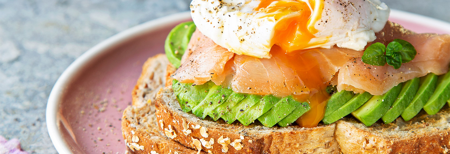 Imagem Tosta de pao escuro com abacate, salmao e ovos escalfados