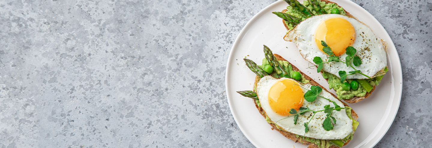 Imagem Torradas com pasta de abacate, ovo escalfado e espargos